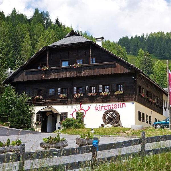 alpina-feriendorf-kirchleitn-obiekt-budynek-glowny-teren-hotelu-997510218-600-600