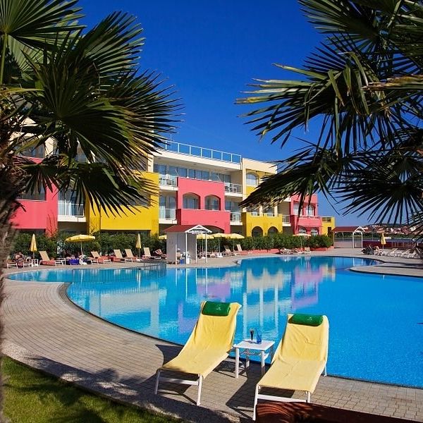 aparthotel-del-mar-obiekt-basen-844825453-600-600