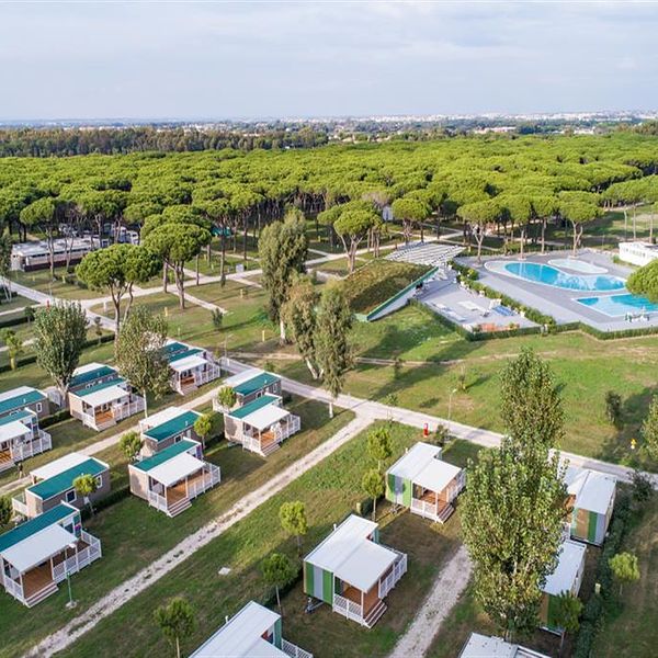 camping-roma-capitol-bungalowy-teren-hotelu-basen-910727473-600-600