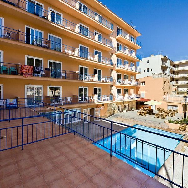 costa-mediterraneo-teren-hotelu-balkon-taras-796588097-600-600