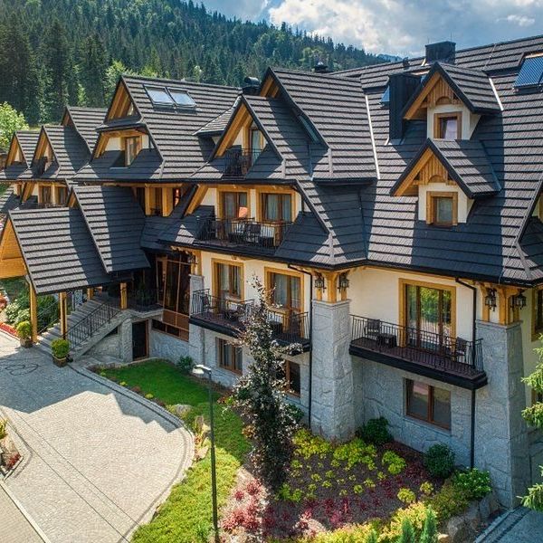 gold-zakopane-budynek-glowny-teren-hotelu-828477099-600-600