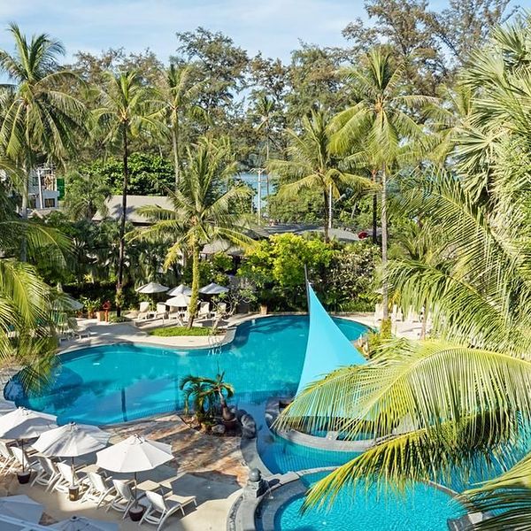 holiday-inn-resort-phuket-teren-hotelu-basen-1000918157-600-600