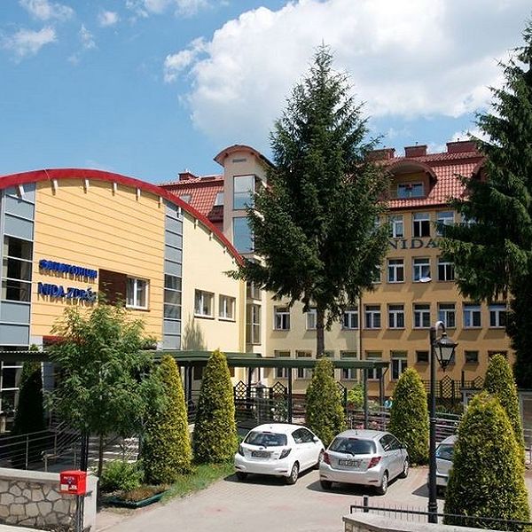 nida-zdroj-sanatorium-budynek-glowny-teren-hotelu-1097499965-600-600