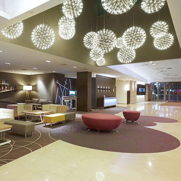 novotel-centrum-warszawa-budynek-glowny-recepcja-lobby-teren-hotelu-921007885-600-600