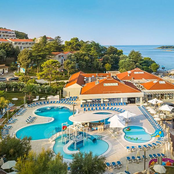 resort-belvedere-teren-hotelu-basen-1103009148-600-600