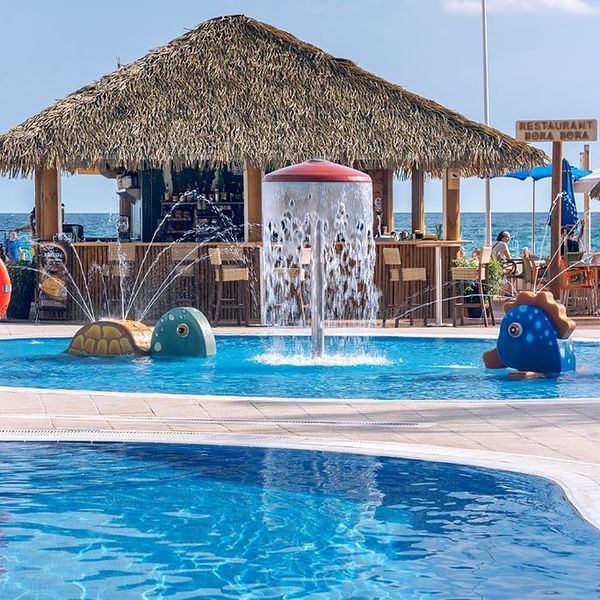 tahiti-playa-suites-basen-pool-bar-1019758931-600-600