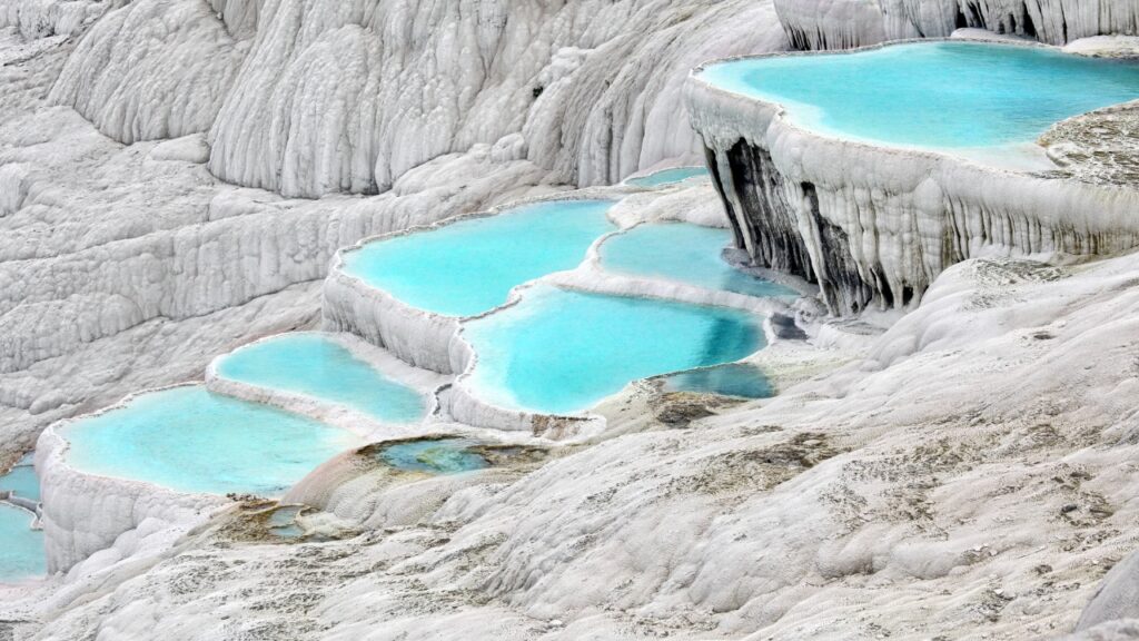 Pamukkale w Turcji – co warto wiedzieć? Najczęstsze pytania i praktyczny przewodnik