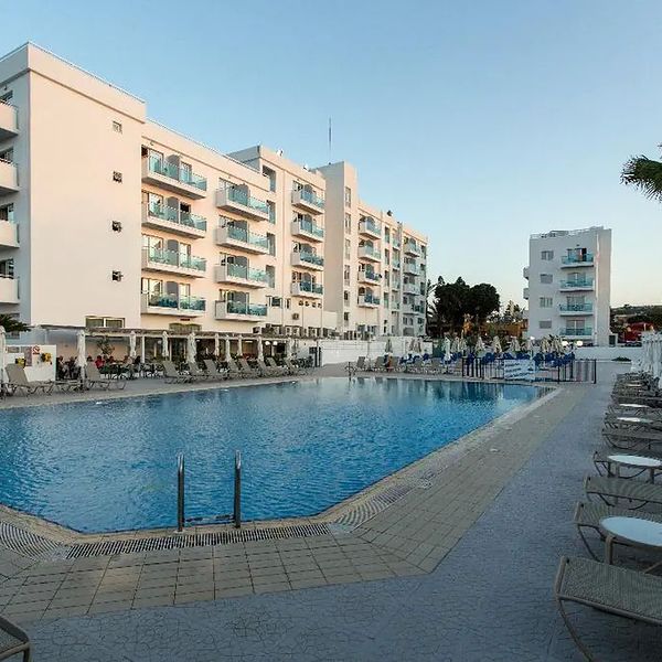 Wakacje w Hotelu Kapetanios Bay Cypr
