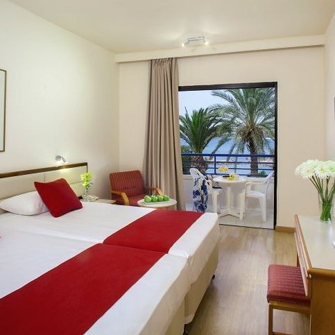 Hotel Queens Bay w Cypr