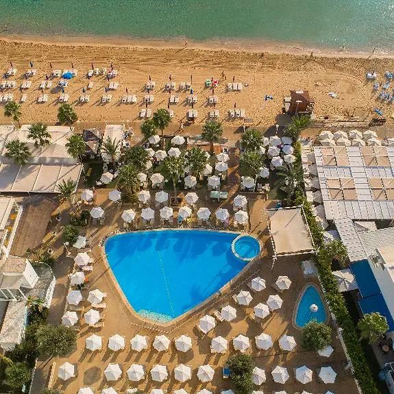 Hotel Vrissaki Beach w Cypr