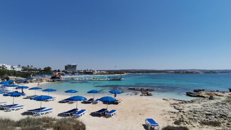 Plaża Makronissos Beach na Cyprze