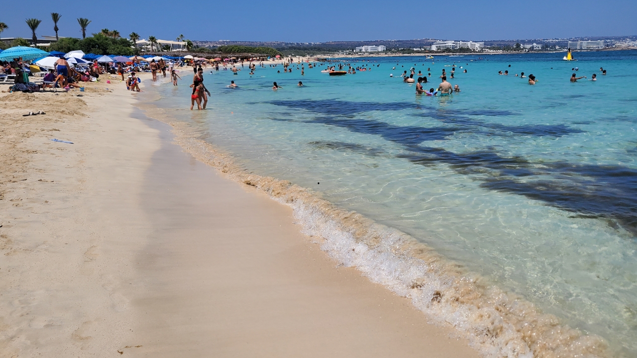 Plaża makronissos beach na Cyprze