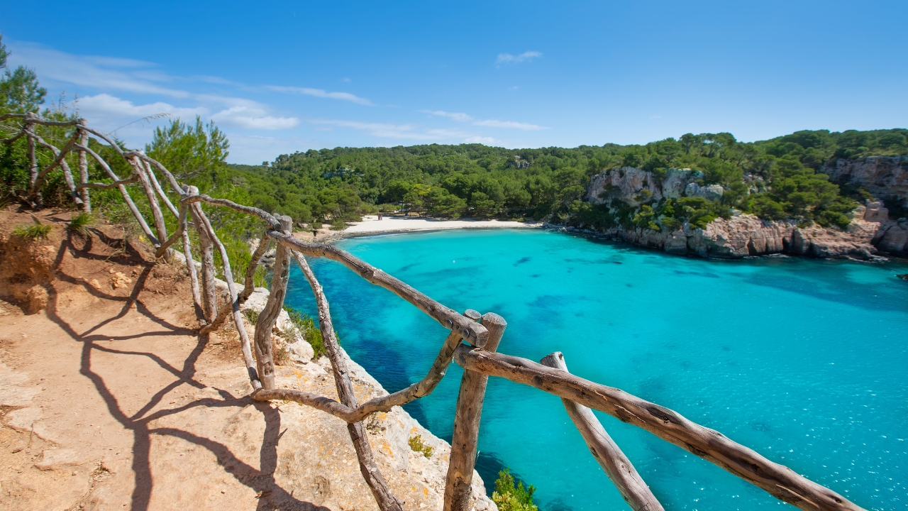 Gdzie znajduje się plaża Cala Macarella?