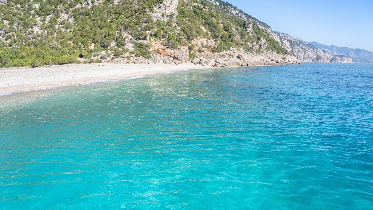 Gdzie znajduje się plaża Cala Sisine?