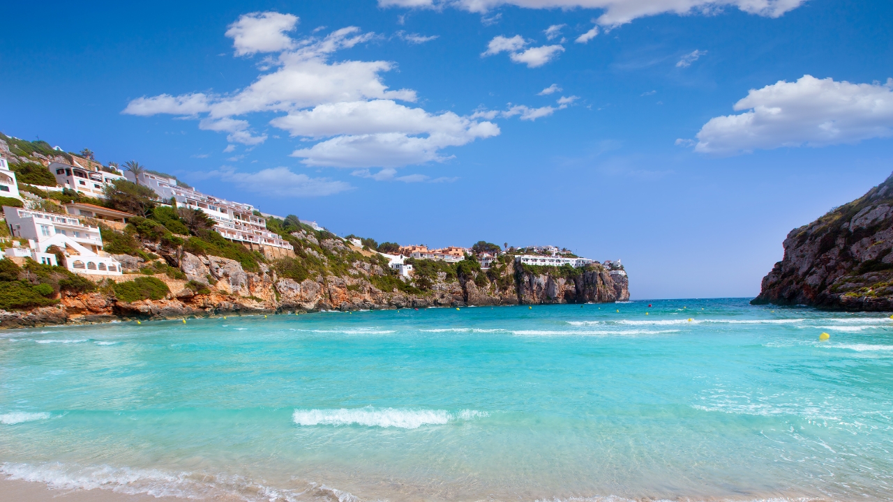 Gdzie znajduje się plaża Cala en Porter?