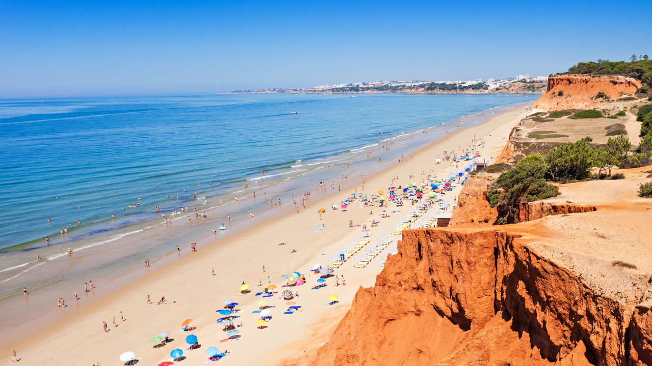 Gdzie znajduje się plaża Praia da Falesia?