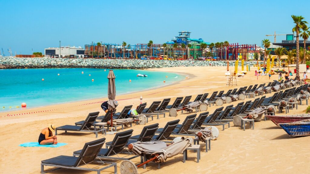 Plaża Jumeirah Beach w Dubaju – co warto wiedzieć? Najważniejsze informacje