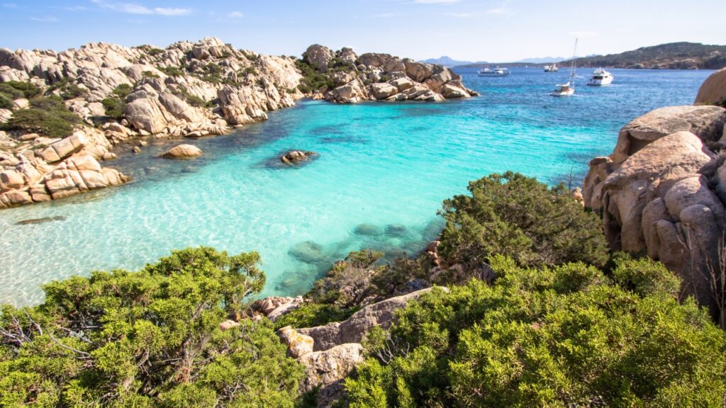 Plaża Cala Coticcio na Sardynii – najważniejsze informacje
