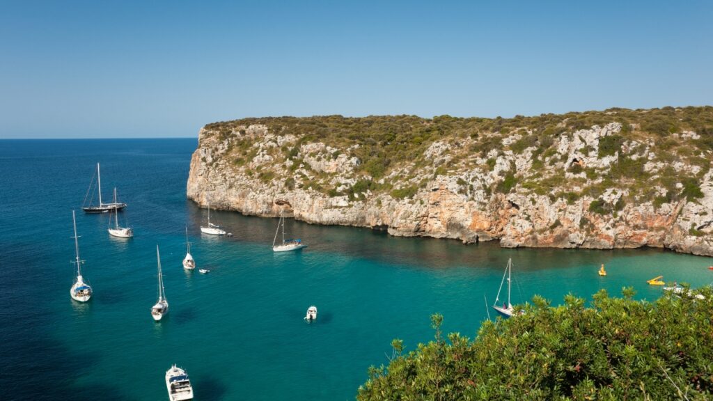 Plaża Cala en Porter na Minorce – co warto wiedzieć? Najważniejsze informacje