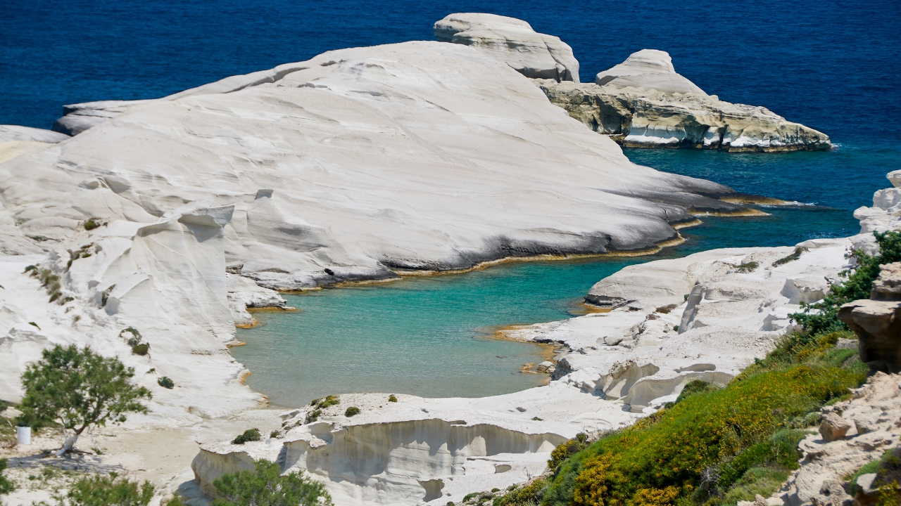 Gdzie znajduje się plaża Sarakiniko Beach?