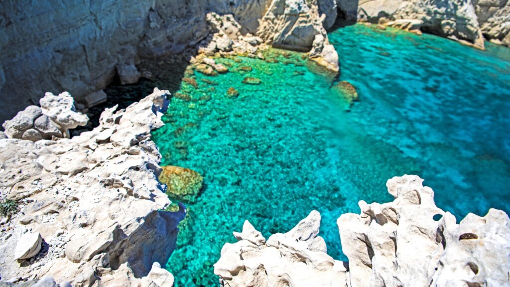 Plaża Sarakiniko Beach na Milos – najważniejsze informacje