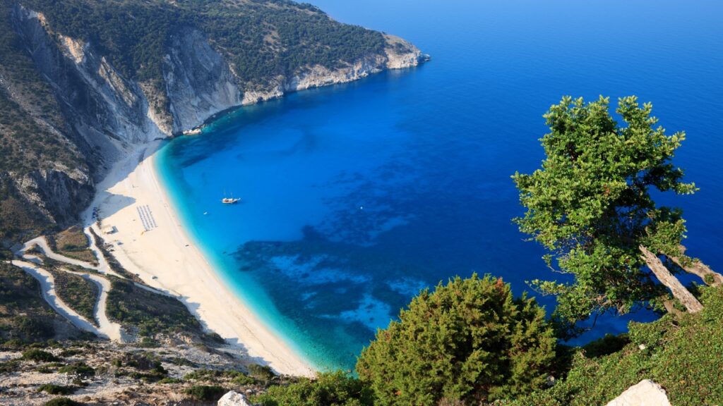 Plaża Myrtos Beach w Grecji – co warto wiedzieć? Najważniejsze informacje