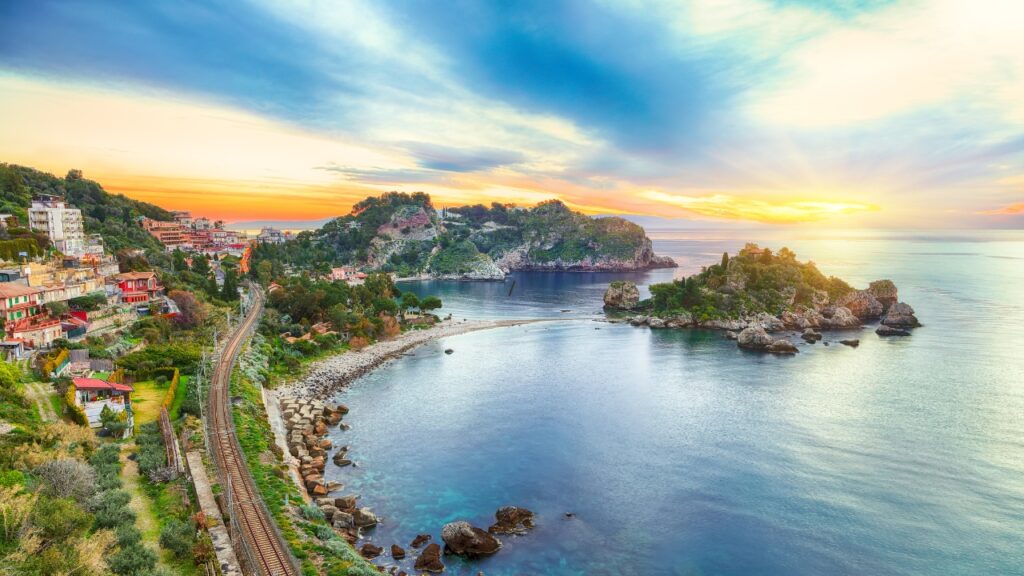 Taormina - plaże, atrakcje, lokalizacje. Sprawdź jak dojechać do Taorminy.