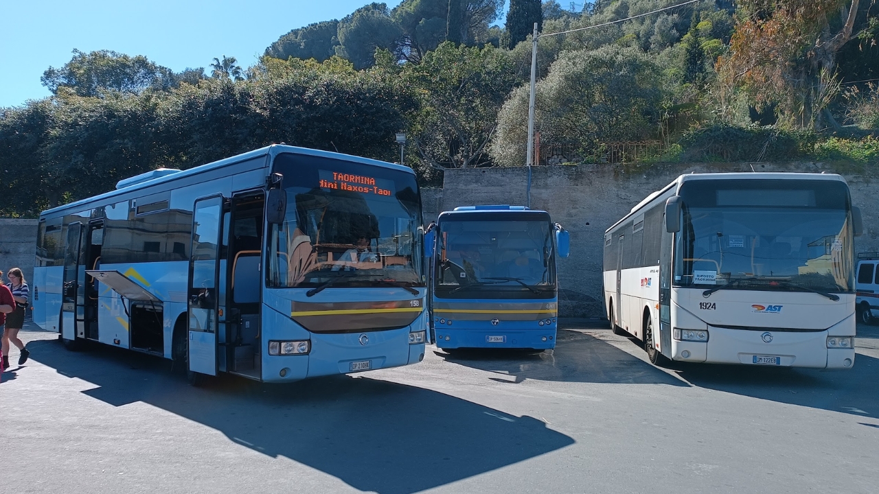 Gdzie zatrzymuje się autobus w Taorminie i co dalej?