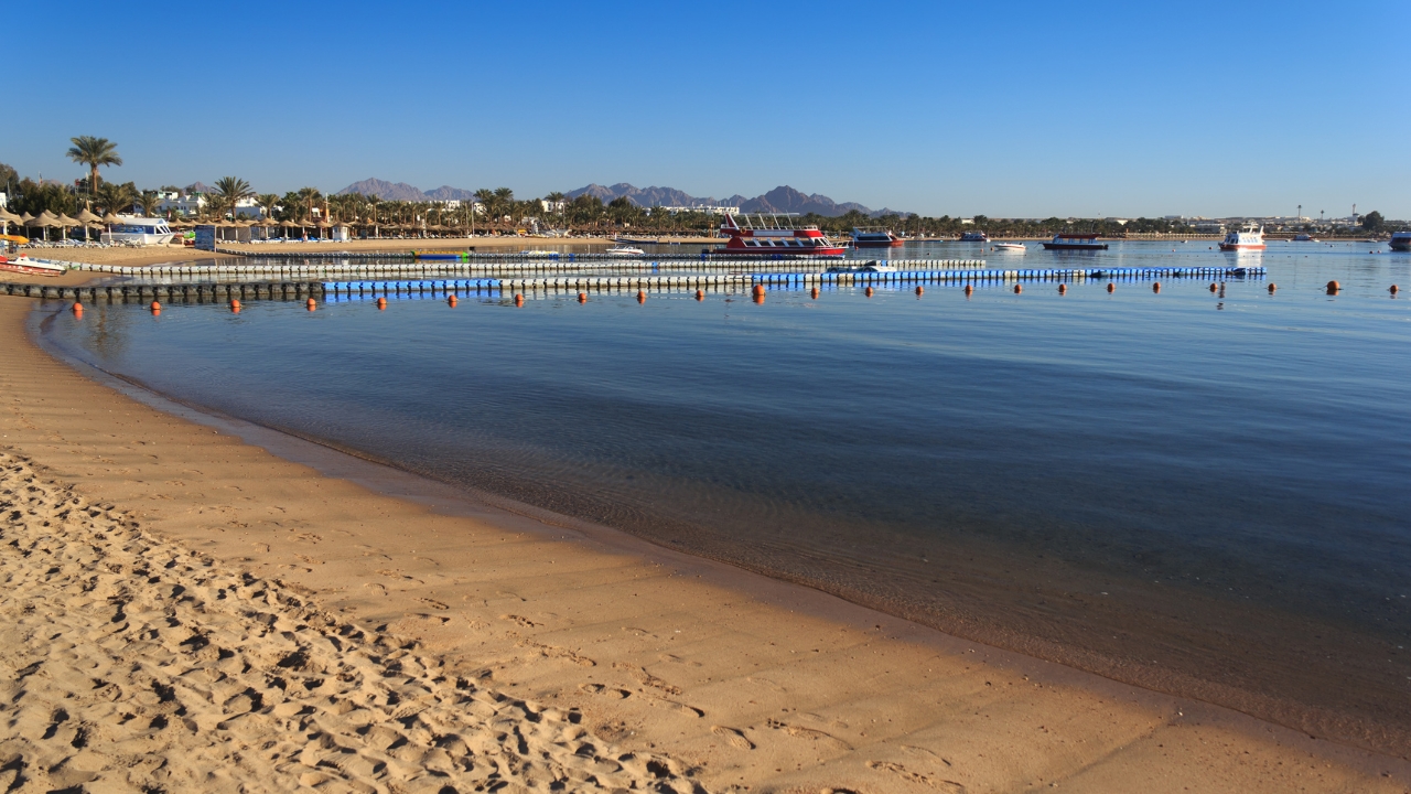 Gdzie znajduje się plaża Naama Bay?