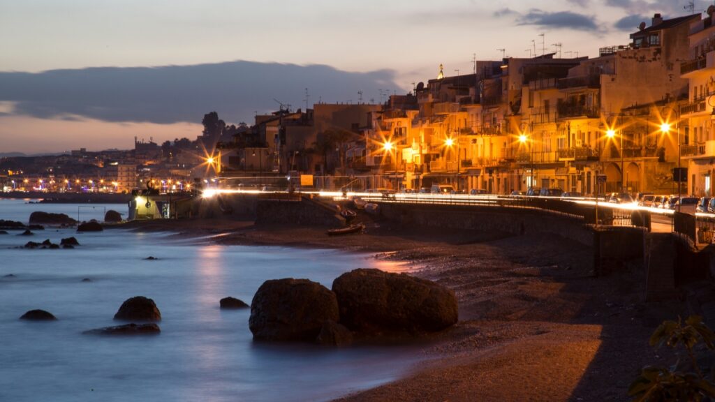 Giardini Naxos – plaże, atrakcje, co warto zobaczyć i gdzie nocować? Przewodnik po kurorcie na Sycylii