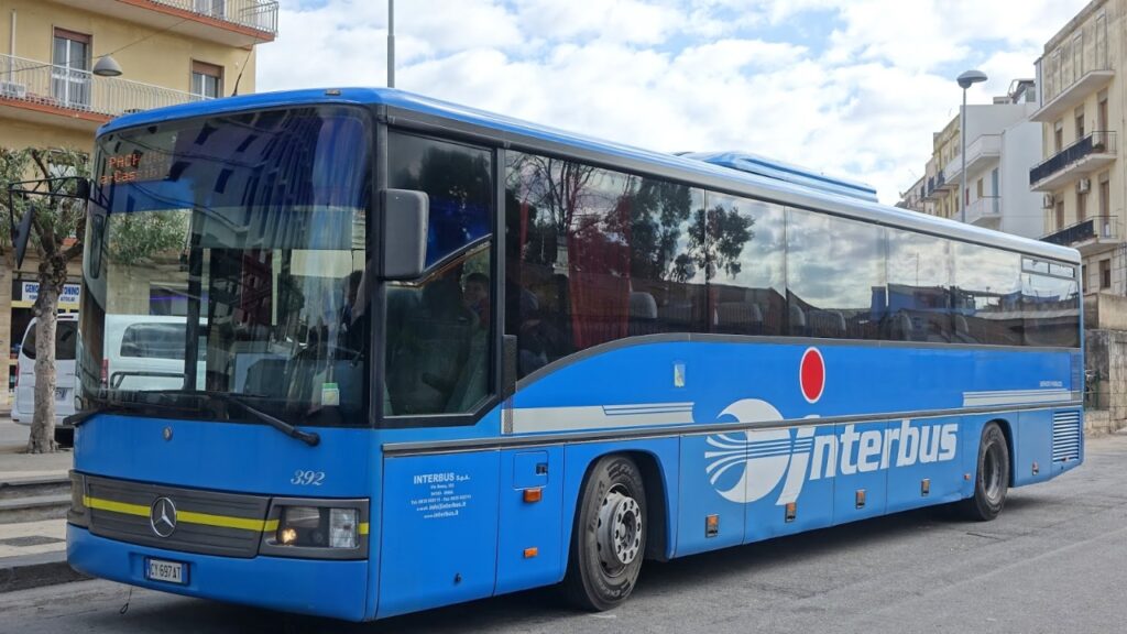 Jak dojechać z Katanii do Taorminy? Autobus INTERBUS lub ETNA oraz pociągi TRENITALIA