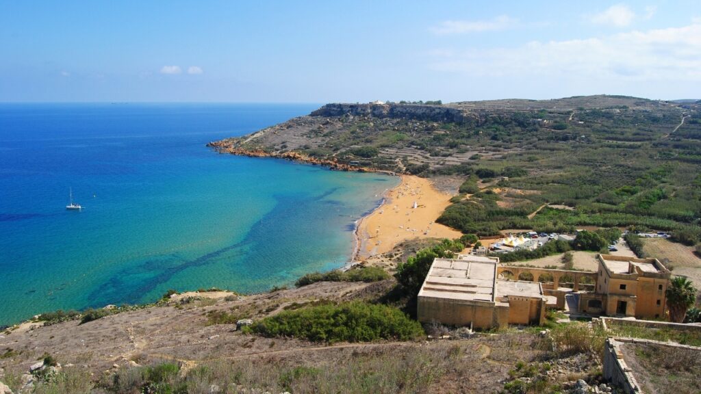 Plaża Ramla Bay na Malcie – co warto wiedzieć? Najważniejsze informacje