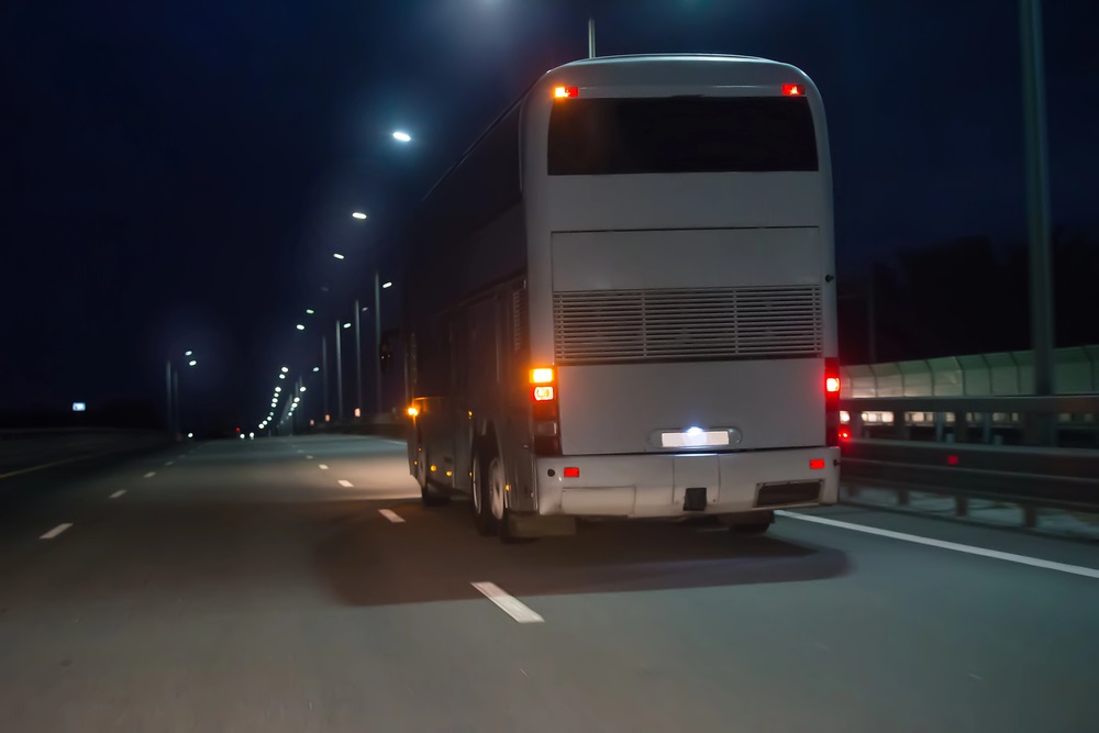 Podróżowanie nocą – jak przetrwać długą trasę autokarem i dobrze się wyspać?
