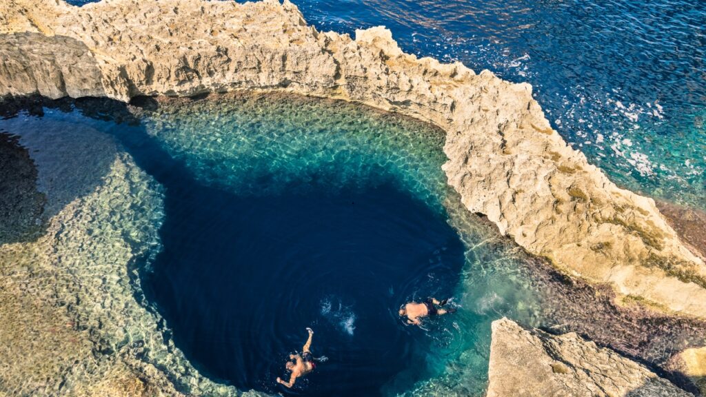 Blue Hole Gozo – co to jest, gdzie się znajduje i dlaczego warto je zobaczyć?