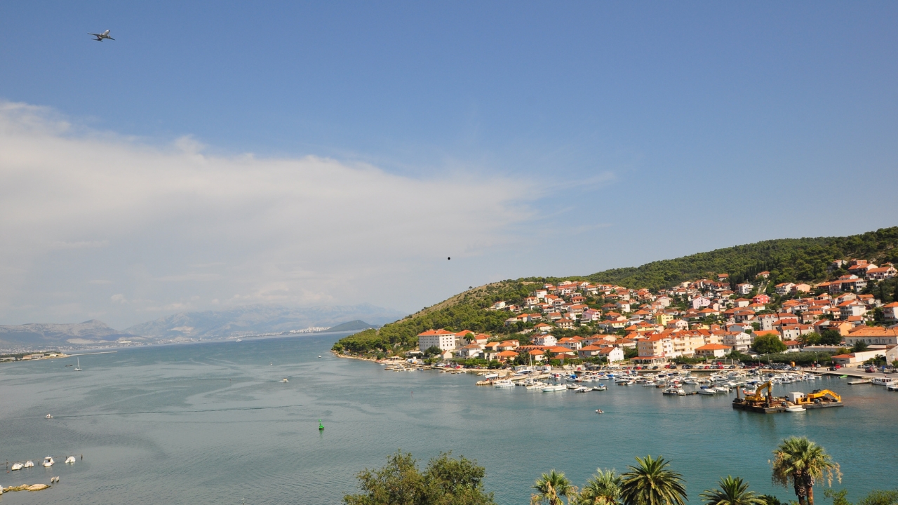 Gdzie leży Trogir i dlaczego przyciąga turystów?