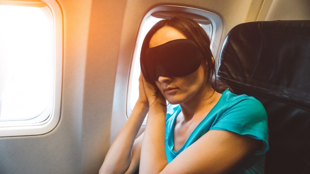 Jet lag – jak sobie radzić po zmianie strefy czasowej? Objawy, sposoby i porady dla podróżnych