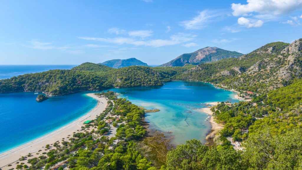 Fethiye – turecki kurort z duszą. Co warto zobaczyć i jak zaplanować wakacje?