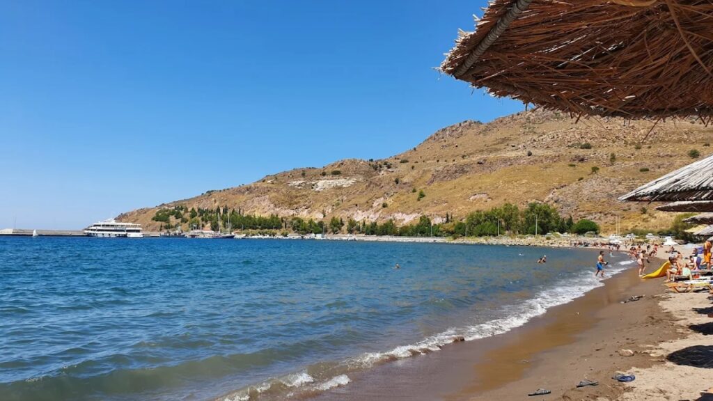 Gdzie znajduje się plaża Petra?