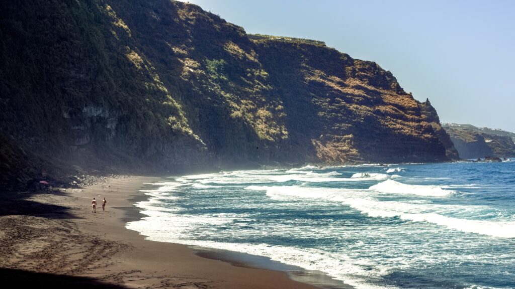 Gdzie znajduje się plaża Playa de Nogales?
