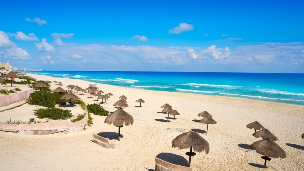 Playa Delfines – rajska plaża w Cancun. Co warto wiedzieć przed wizytą?