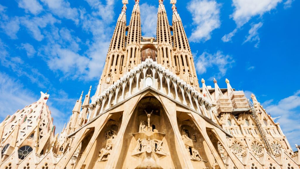 Sagrada Familia – co warto wiedzieć? Przewodnik turystyczny