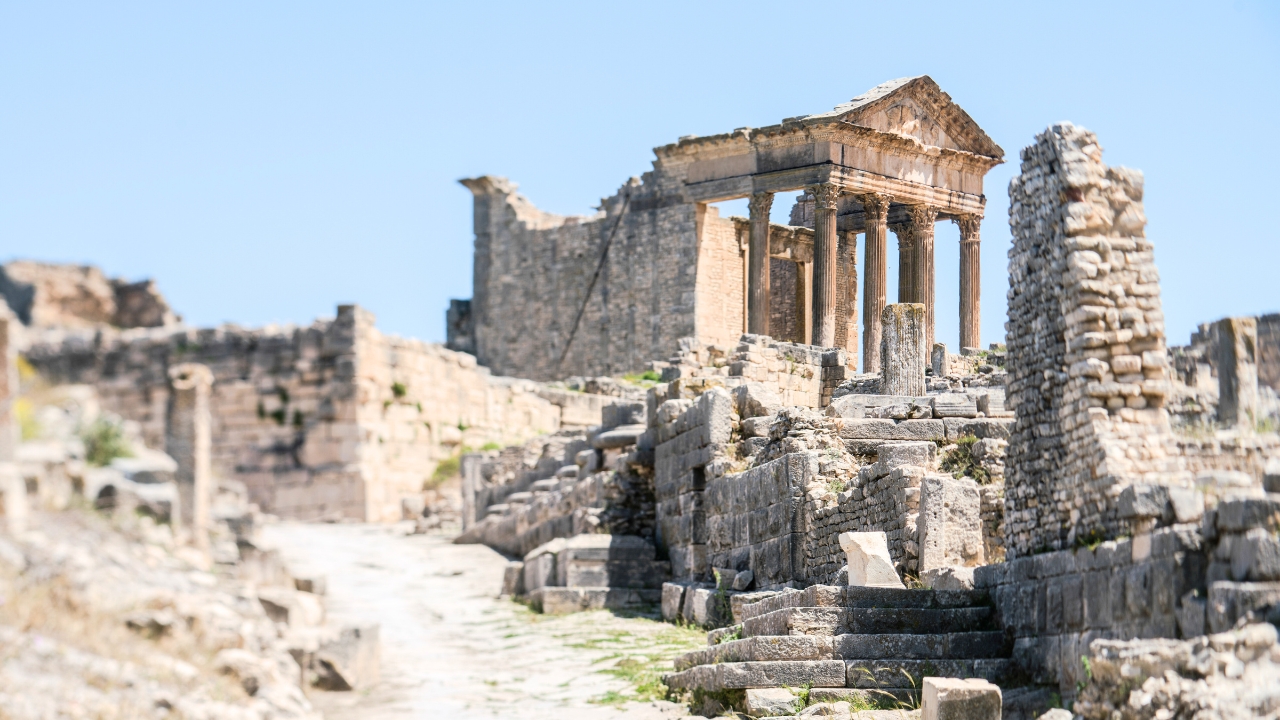 Gdzie leżą Ruiny Dougga?