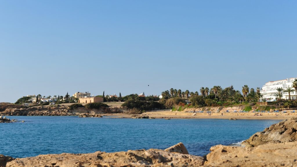 Plaża Coral Bay – dojazd, pogoda, atrakcje i plan dnia koło Pafos