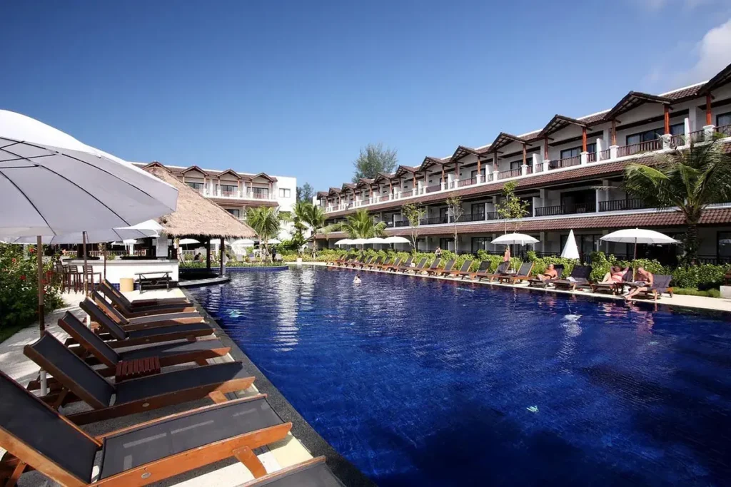 Basen i teren hotelu Kamala Beach Resort na Phuket w Tajlandii
