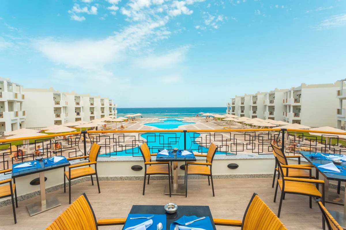 fantazia resort teren hotelu restauracja 1761925401 1200 800
