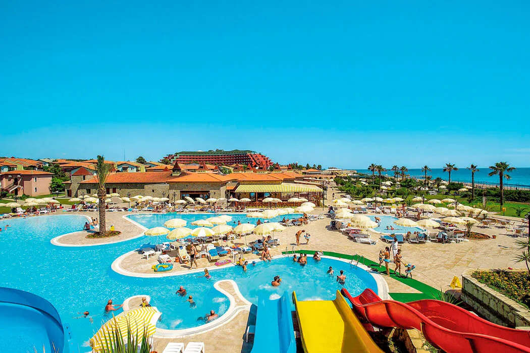 gypsophila holiday village teren hotelu basen zjezdzalnia 825805673 1200 800