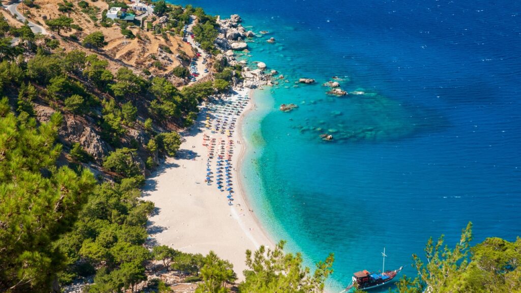 Karpathos z plażą, słońcem i spokojnym morzem