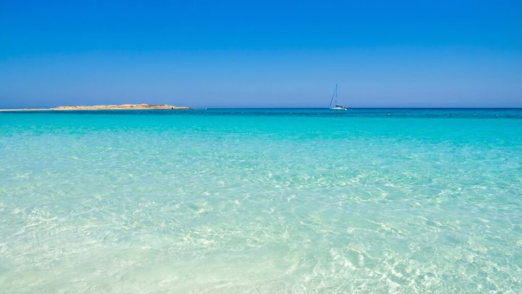 Marsa Matruh z lazurową wodą i jasną plażą jak z pocztówki