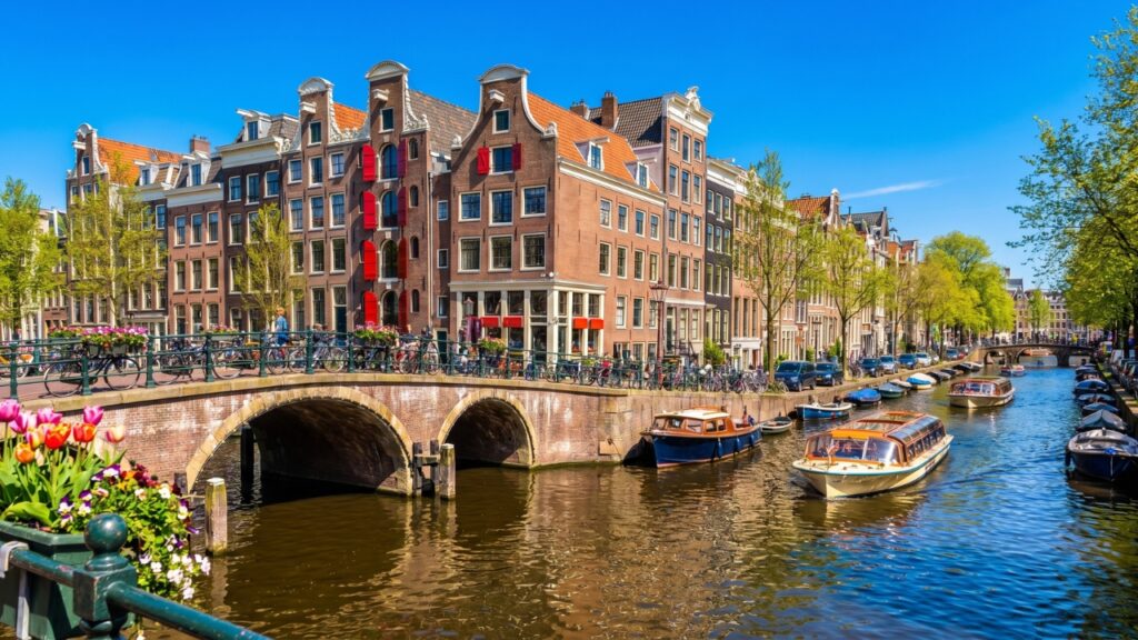 Ile trwa lot do Amsterdamu? Czas lotu z Polski