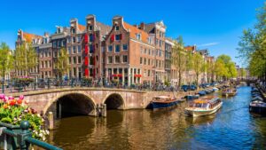 Ile trwa lot do Amsterdamu? Czas lotu z Polski